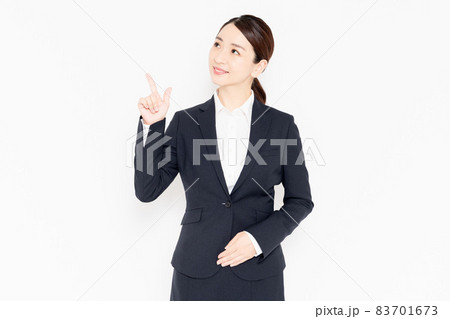 ポイントを指し示すビジネスウーマン 83701673