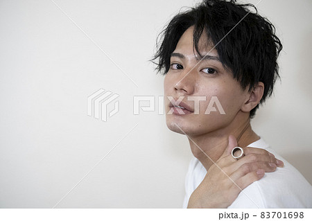 かっこいい男性のポートレート 83701698