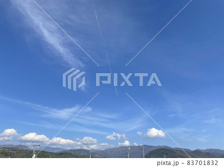 青空と山と飛行機雲 青空と山と飛行機雲 83701832
