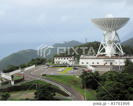 JAXA内之浦宇宙空間観測所の衛星ヶ丘展望台から見たテレメータセンターと34mパラボラアンテナ 83701906