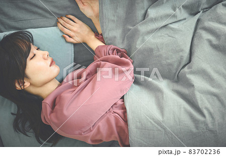 寝室の女性 83702236