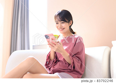 ソファー女性 83702246