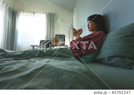 寝室の女性 83702247