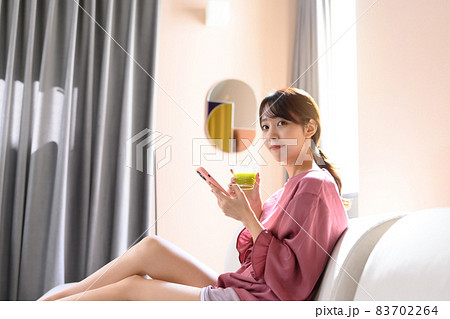 ソファー女性 83702264