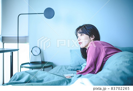 寝室の女性 寝室の女性 83702265