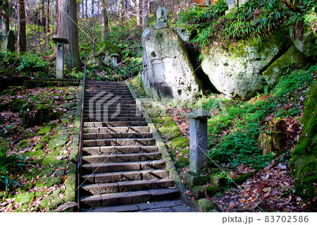 【山形】秋の山寺（立石寺）　苔が美しい参道 83702586
