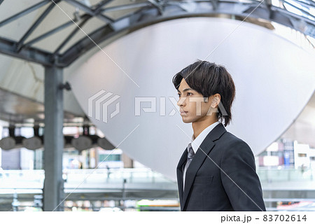 歩道橋に立つビジネスマン　渋谷 83702614