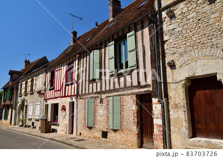 フランス、中世都市プロヴァン旧市街の街並み、2021年8月14日撮影。 83703726