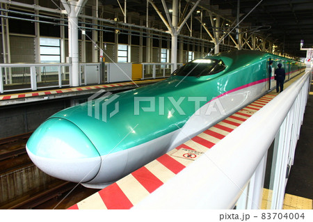 新函館北斗駅発車待ちのE5系はやぶさ 83704004
