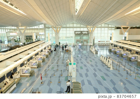 コロナ規制中の羽田空港国際線第3ターミナルの風景（出国審査場内） 83704657