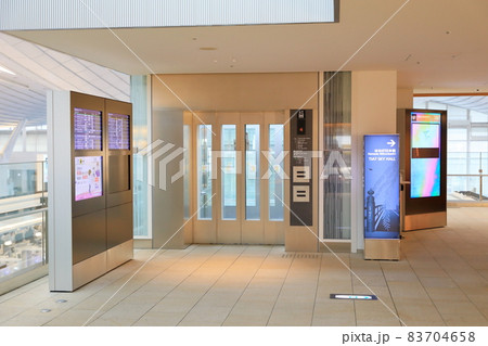 コロナ規制中の羽田空港国際線第3ターミナルの風景(出国審査場内) コロナ規制中の羽田空港国際線第3ターミナルの風景(出国審査場内) 83704658