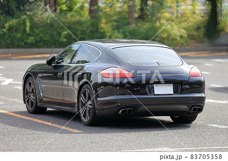 駐車場の黒いスポーツカー イメージ 駐車場の黒いスポーツカー イメージ 83705358
