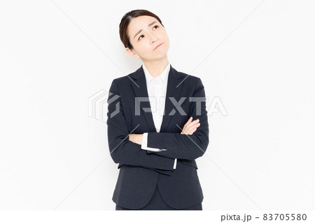 悩み事を抱えて困っているビジネスウーマン 83705580