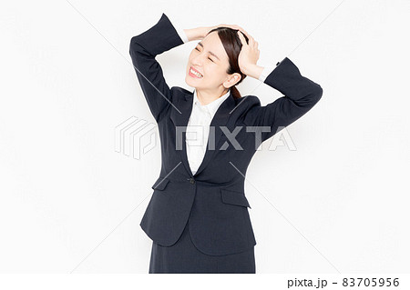 トラブルに巻き込まれて困っているビジネスウーマン 83705956