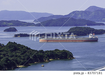 瀬戸内海を行く巨大タンカー　岡山県倉敷市 83707181