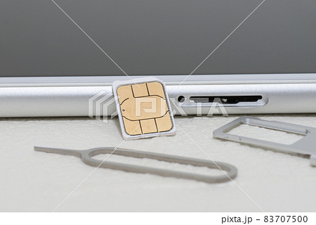 携帯から取り出したSIMカード 83707500