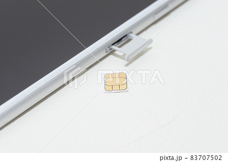 スマホから取り出したSIMカード スマホから取り出したSIMカード 83707502