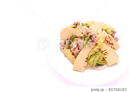 タケノコと春キャベツのパスタ　明るい背景 83708187