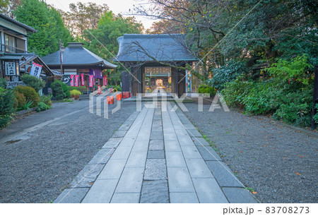 妻沼聖天山　歓喜院　境内　中門　秋風景 83708273