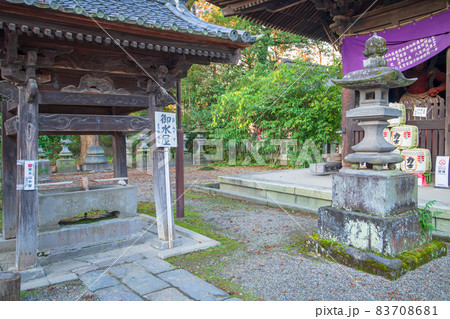 妻沼聖天山　歓喜院　御水屋　仁王門付近　秋の季節 83708681