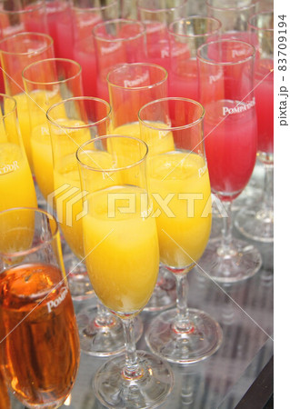 パーディーで並べられたドリンクで乾杯 83709194