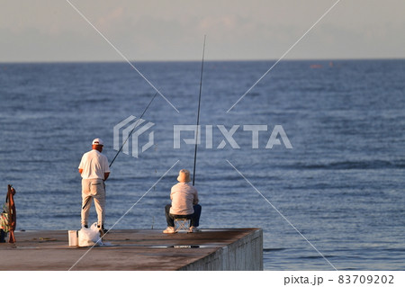 釣り人 青い海 釣り人 青い海 83709202