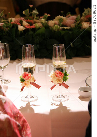 結婚式披露宴にてシャンパンで乾杯 結婚式披露宴にてシャンパンで乾杯 83709621