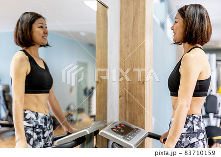 スポーツジムで振動マシンを使う女性（笑顔） 83710159