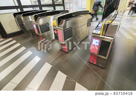 都営大江戸線　大江戸線　新宿　改札口　改札　駅　ホーム　 改札機　自動改札　改札口 83710416
