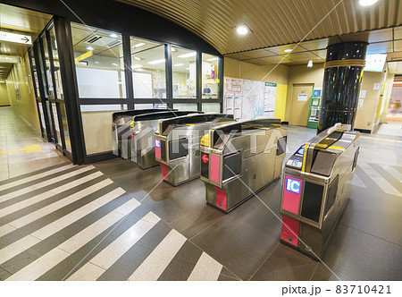 都営大江戸線　大江戸線　新宿　改札口　改札　駅　ホーム　 改札機　自動改札　改札口 83710421