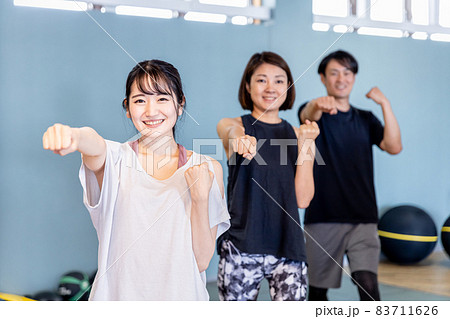 スポーツジムでボクササイズをする男女 83711626