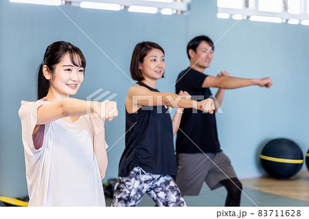スポーツジムでボクササイズをする男女 83711628
