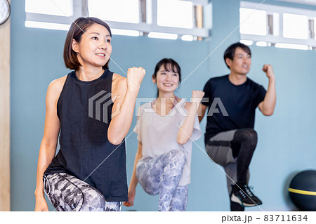 スポーツジムでスタジオメニューをする男女（ダンス） 83711634