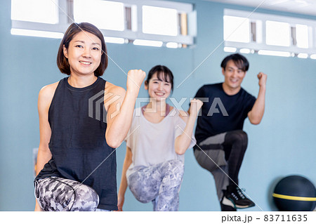 スポーツジムでスタジオメニューをする男女（ダンス） 83711635