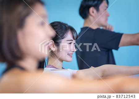 スポーツジムでボクササイズをする男女 スポーツジムでボクササイズをする男女 83712543