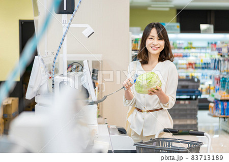 セルフレジ・電子マネー決済をする若い女性 83713189