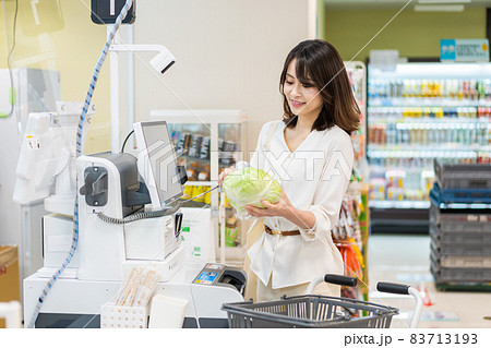 セルフレジ・電子マネー決済をする若い女性 83713193