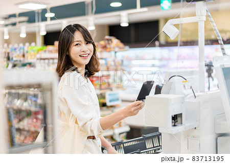 セルフレジ・電子マネー決済をする若い女性 セルフレジ・電子マネー決済をする若い女性 83713195