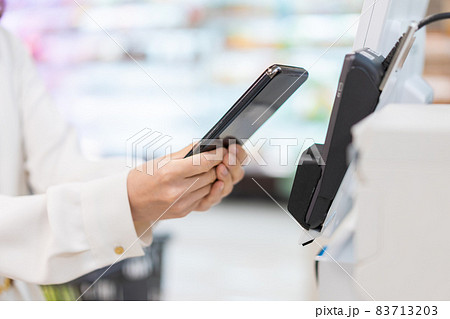 セルフレジ・電子マネー決済をする若い女性 セルフレジ・電子マネー決済をする若い女性 83713203