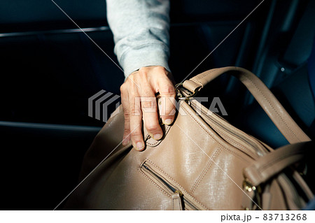 置き引きされる財布 イメージ 置き引きされる財布 イメージ 83713268