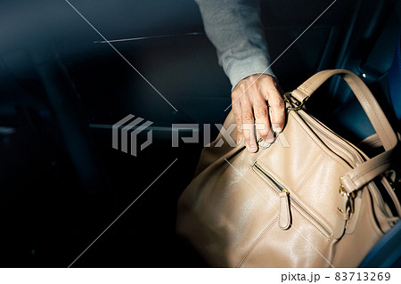 置き引きされる財布 イメージ 置き引きされる財布 イメージ 83713269