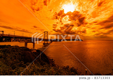鳴門海峡大橋　夕景　オレンジ色　【 関西 の 人気 観光 スポット 】 83713303