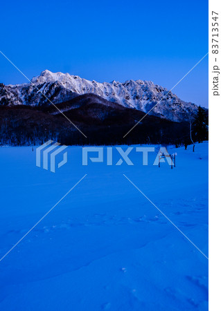 戸隠山の夜明け（冬） 83713547