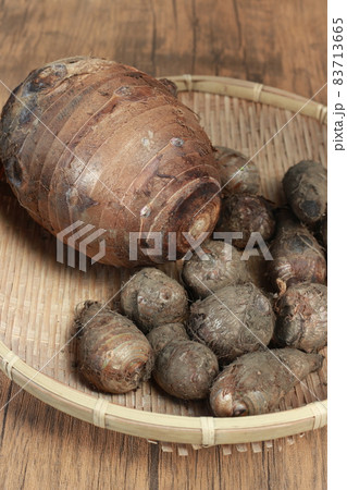 里芋の親芋と小芋 83713665