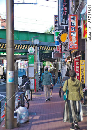 JR新大久保駅の下を通る大久保通り 83713841