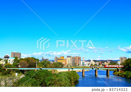 岡崎市の町並みと名鉄電車の風景 83714322