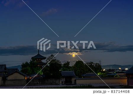 奈良県斑鳩町　世界遺産法起寺の三重塔の向こうから上ってくる中秋の名月 83714408