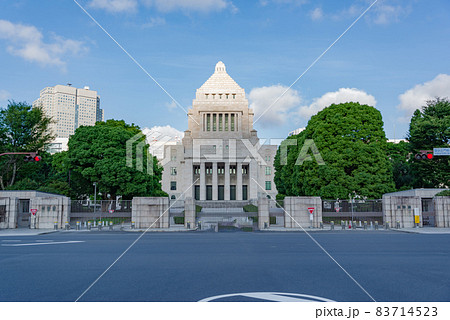 国会議事堂 正面にパトカーはない 東京の永田町付近の風景 国会議事堂 正面にパトカーはない 東京の永田町付近の風景 83714523