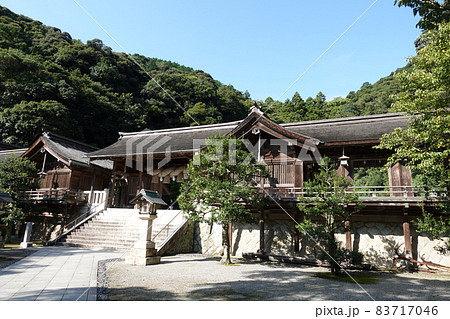 ゑびす様の総本宮　美保神社神門と回廊 83717046