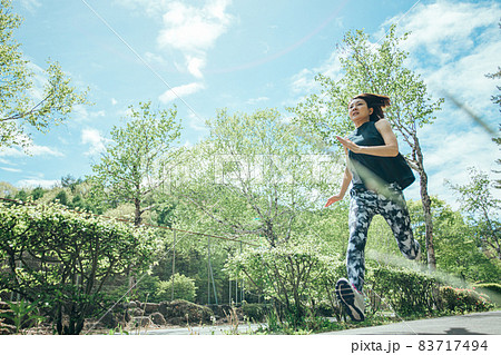 全速力で走る女性 83717494